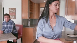 Mature Melissa Lynn wearing jeans nailed hard