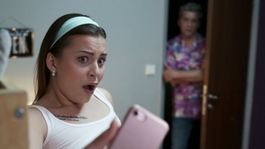 Shaved teen Mia Rose hard reverse cowgirl handjob in hotel